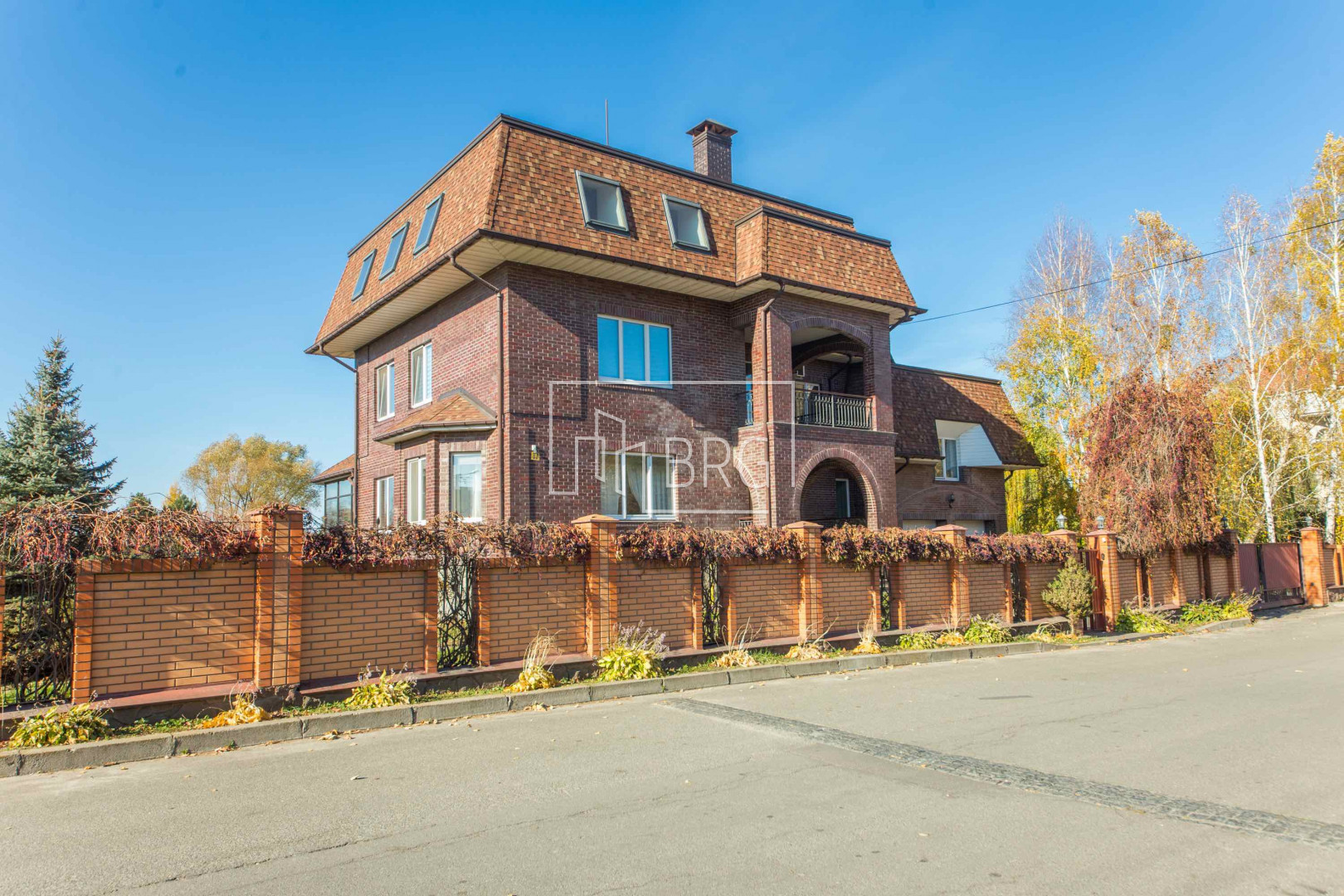 Дом 1050м КГ Канадская деревня с озером на территории Гостомель. Київська обл