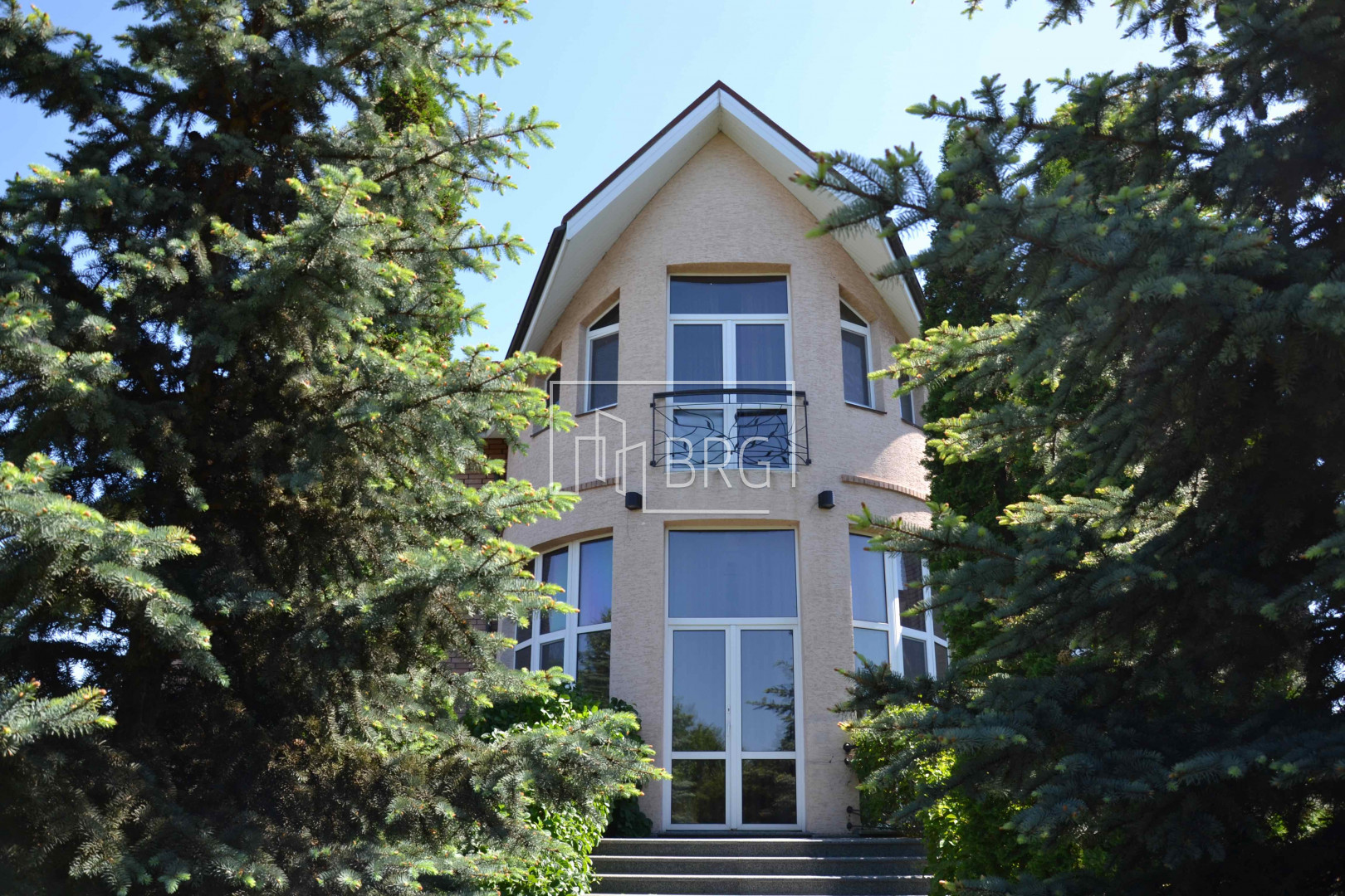 Дом КГ Мистецтво (Золотые ворота) 679м с бассейном . Київська обл