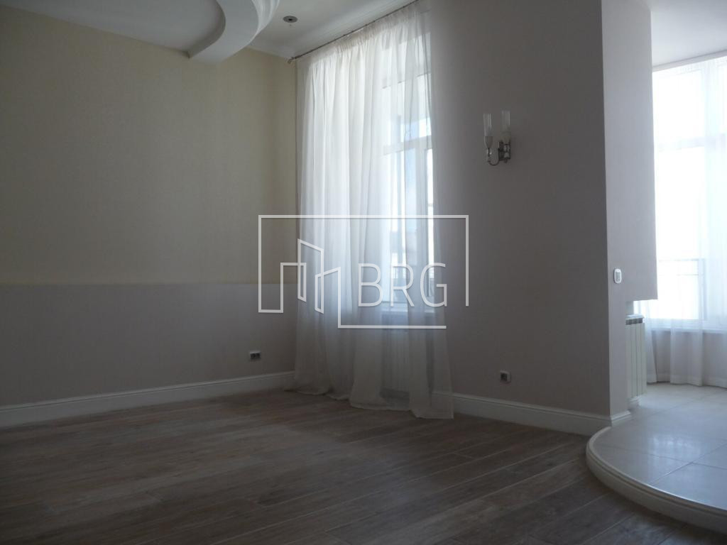 Кваритира 5 комнат в 2-х уровнях в центре Киева. Київ