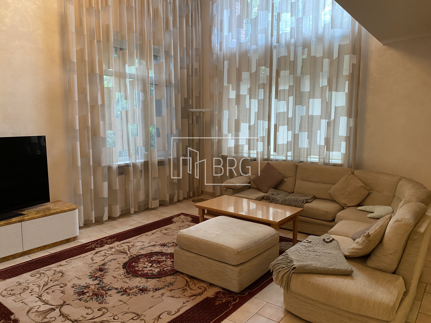 Дом КГ Золотые ворота 570м . Київська обл