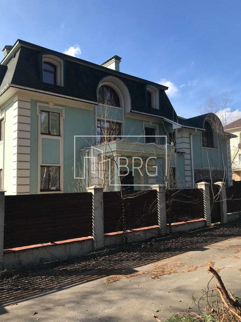 Дом 600м с соснами на территории в Романкове . Київська обл