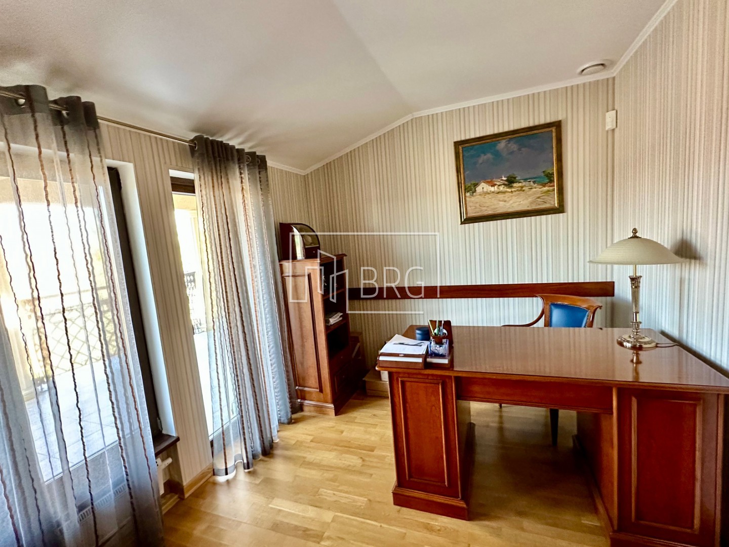 Дом 700м с бассейном в коттеджном городке с выходом на Днепр. Київська обл