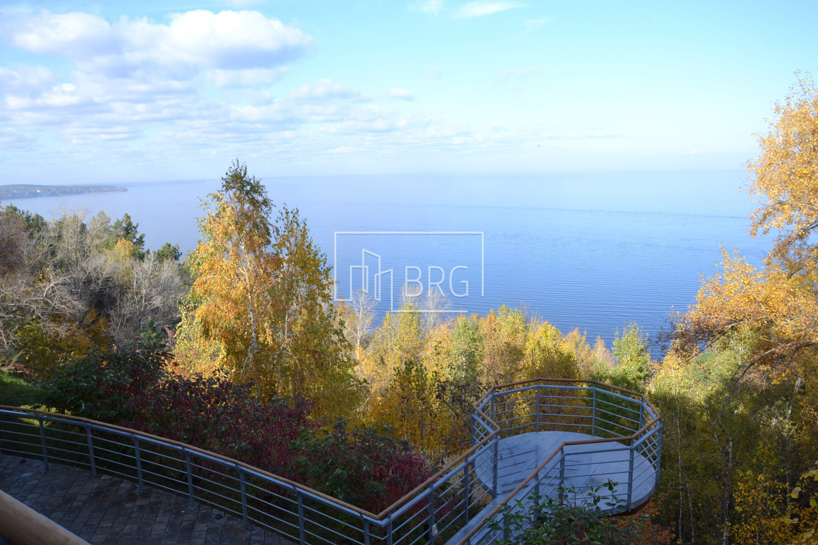 Дом с панорамным видом на Киевское море в современном стиле. Київська обл