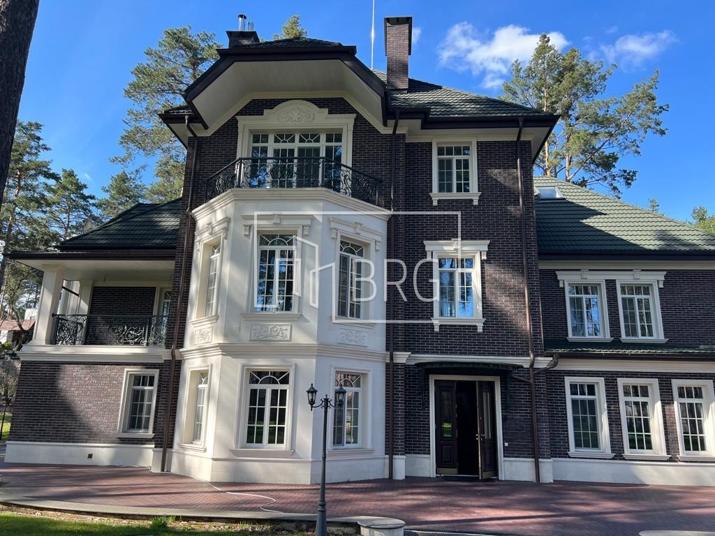 Особняк 700м с соснами на территории в Рудыках. Київська обл