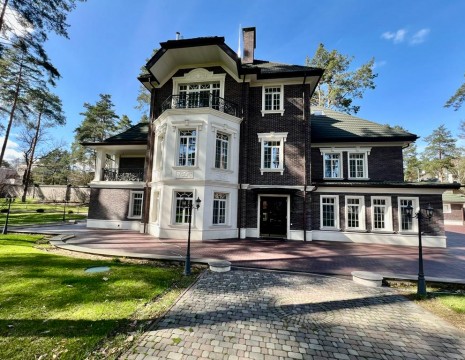 Особняк 700м с соснами на территории в Рудыках. Київська обл