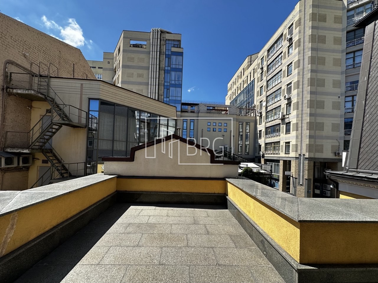 Отдельно стоящее офисное здание класса В в центре Киева. Київ