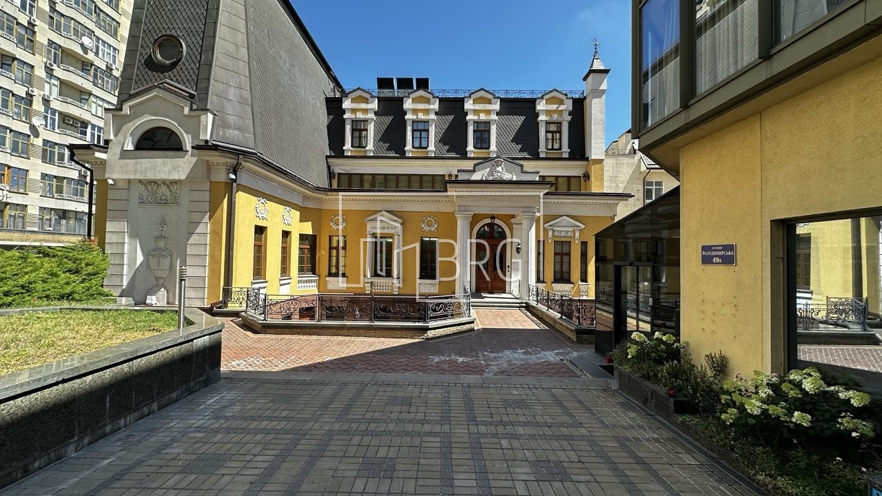 Отдельно стоящее офисное здание класса В в центре Киева. Київ