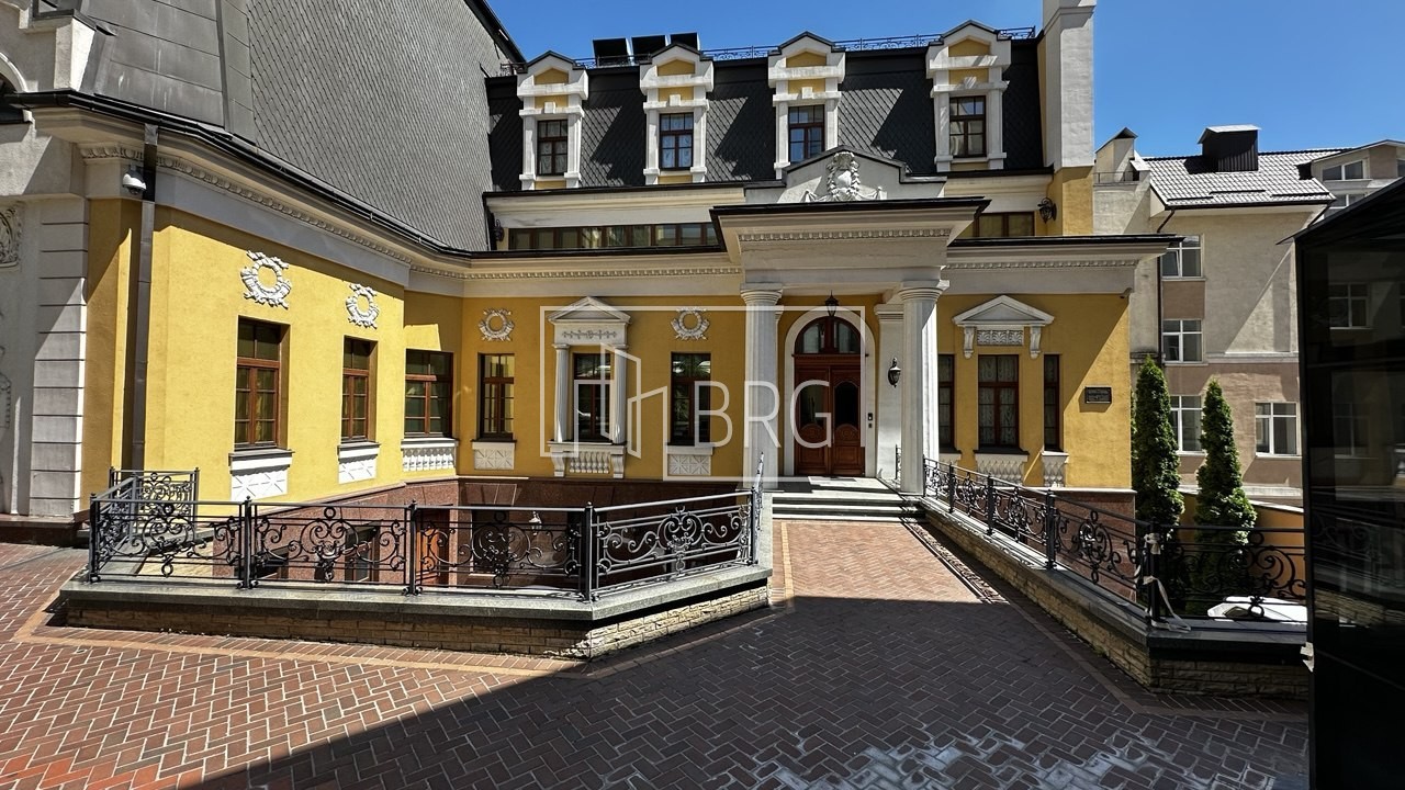 Отдельно стоящее офисное здание класса В в центре Киева. Київ