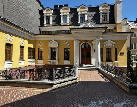 Отдельно стоящее офисное здание класса В в центре Киева. Київ