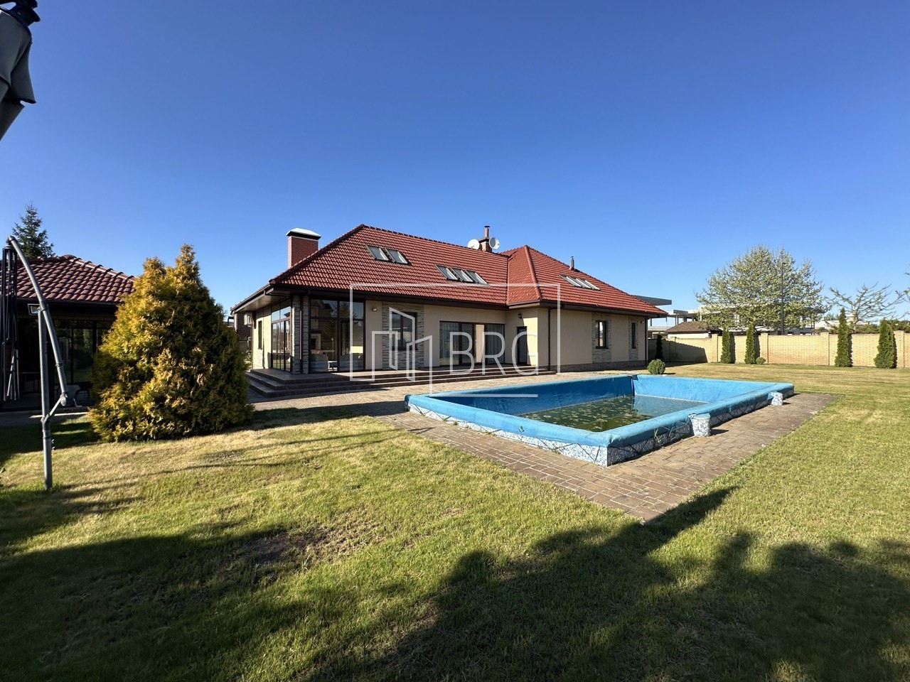 Дом КГ Днипрова хвыля 550м с бассейном. Киевская обл