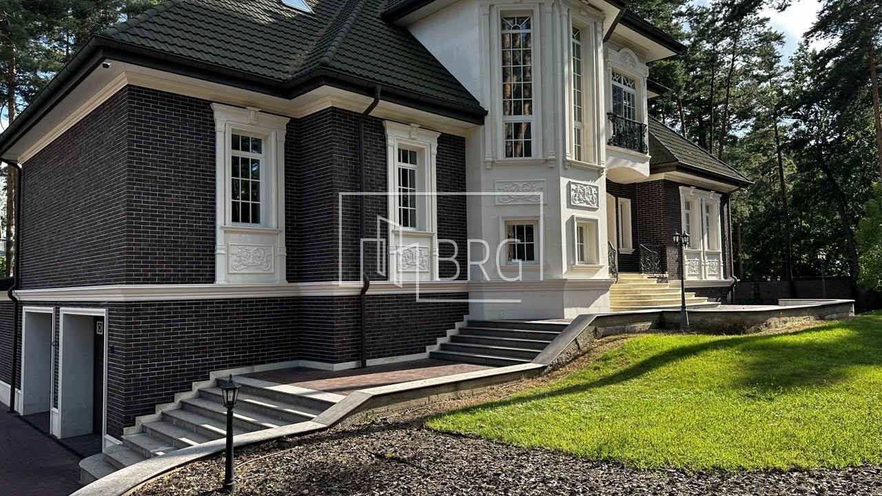 Особняк 700м с соснами на территории в Рудыках. Київська обл