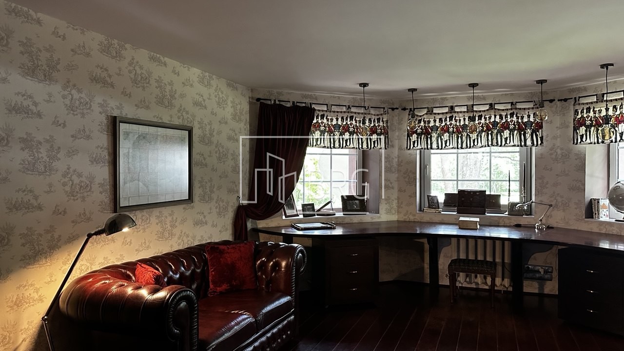 Дом 900м в Викторианском стиле Ходосеевка. Київська обл