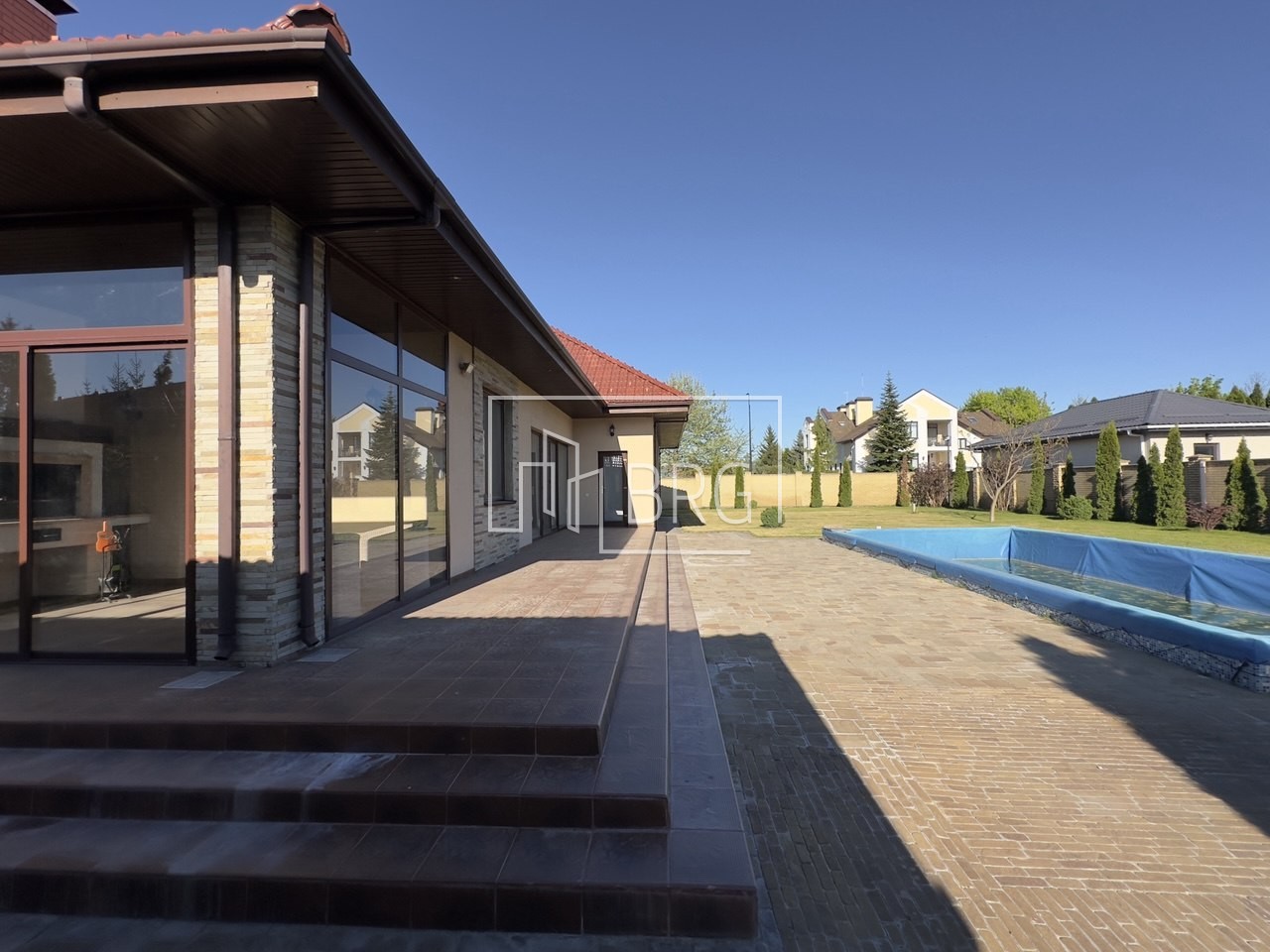 Дом КГ Днипрова хвыля 550м с бассейном. Киевская обл