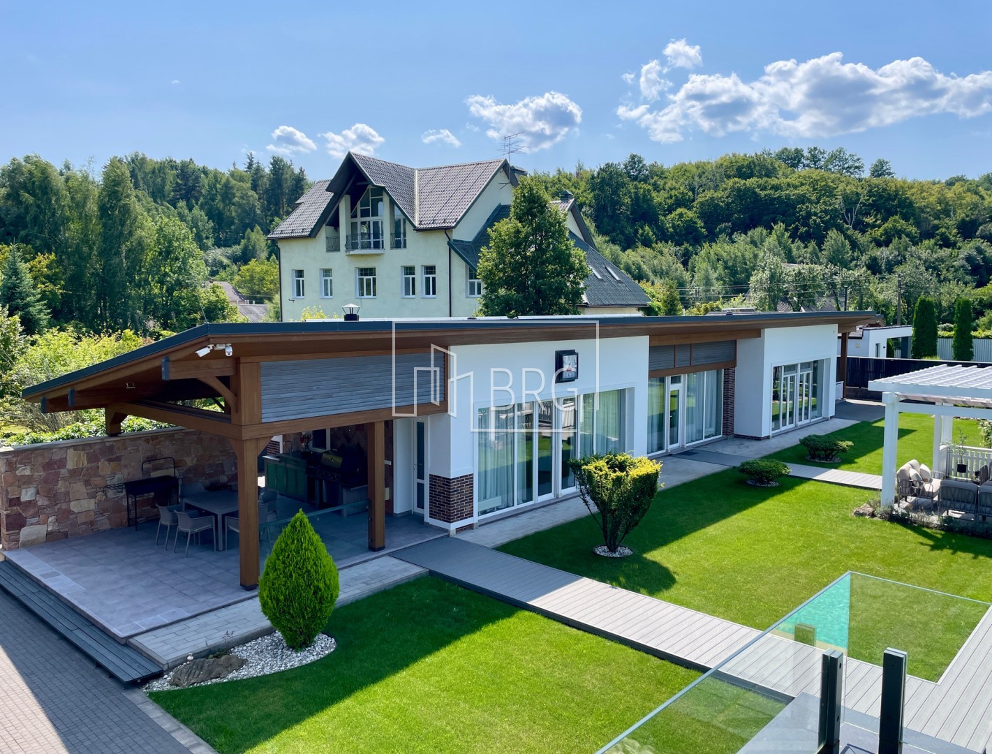 Дом 470 с бассейном Лесники. Київська обл