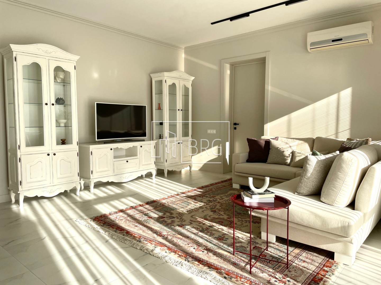 Дом 470 с бассейном Лесники. Київська обл