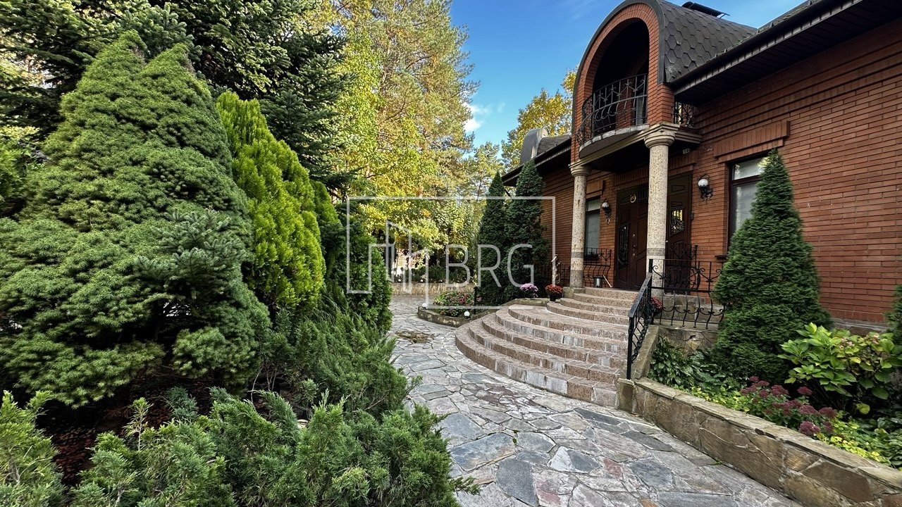 Дом 700м в сосновом лесу Пятихатки Козин. Київська обл