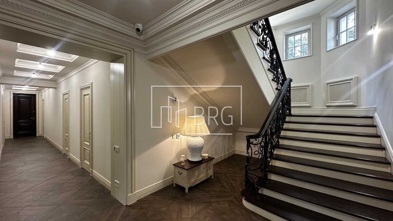 Особняк 700м с соснами на территории в Рудыках. Київська обл