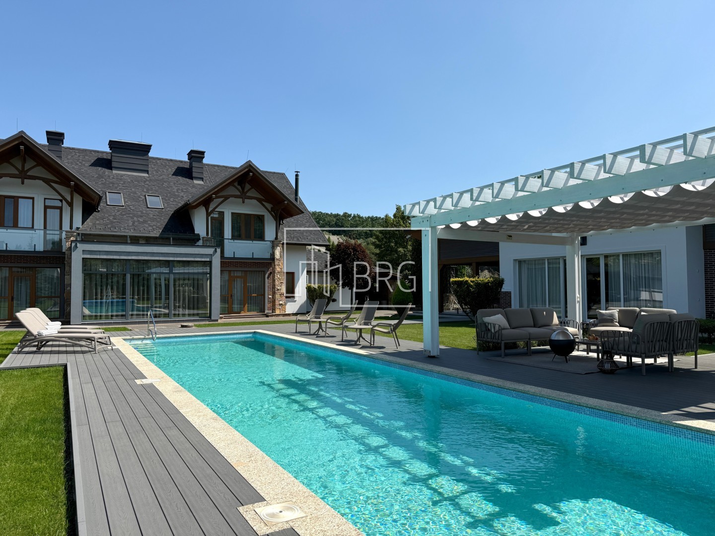 Дом 470 с бассейном Лесники. Київська обл