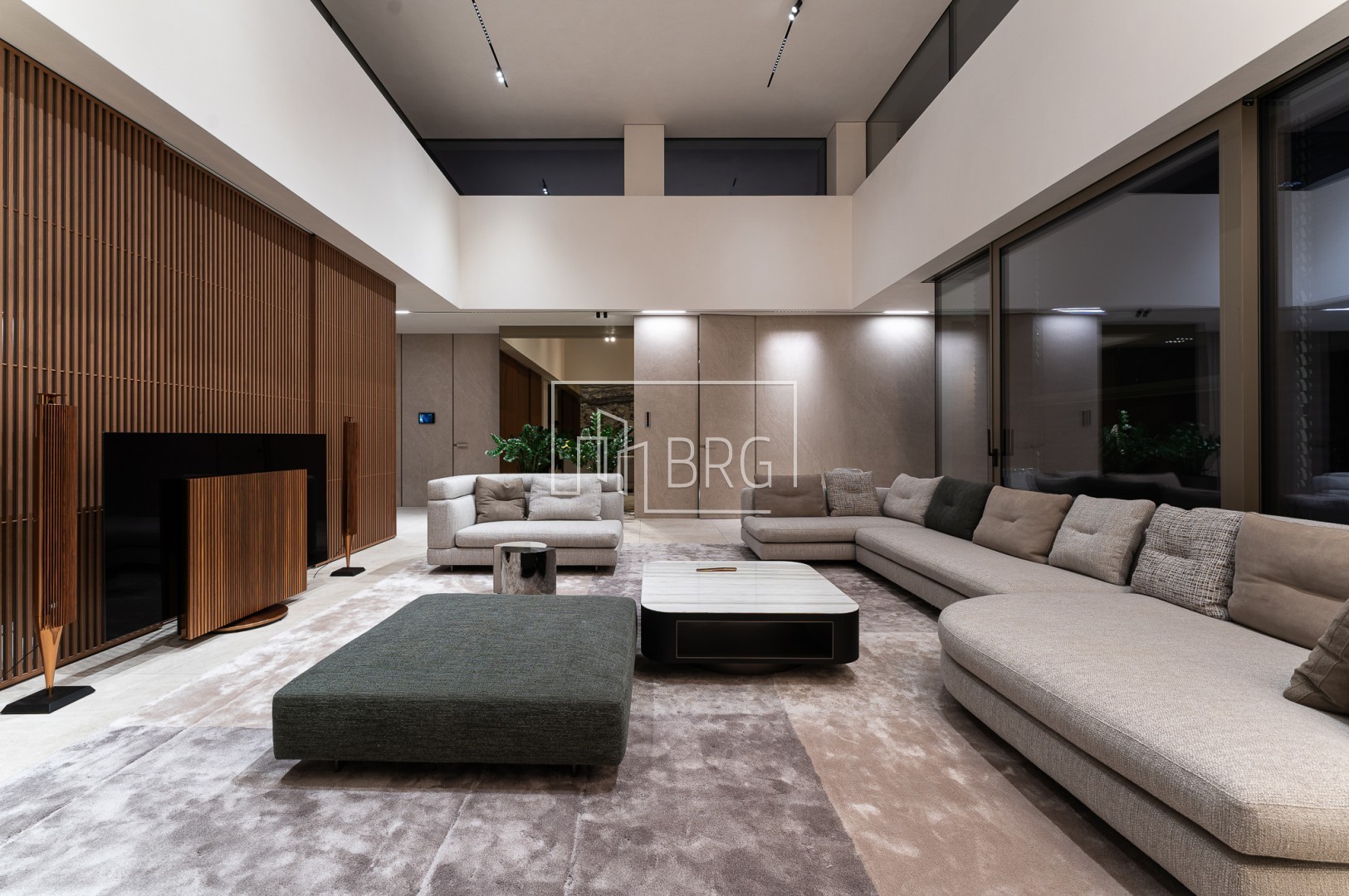 Дом 305м с бассейном Плюты Конча-Заспа. Київська обл