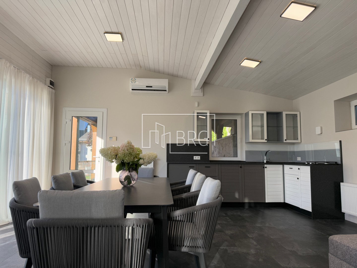 Дом 470 с бассейном Лесники. Київська обл