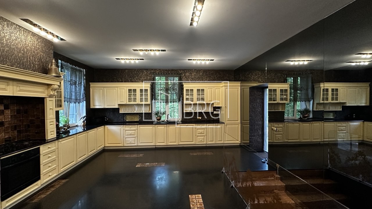 Дом 900м в Викторианском стиле Ходосеевка. Київська обл