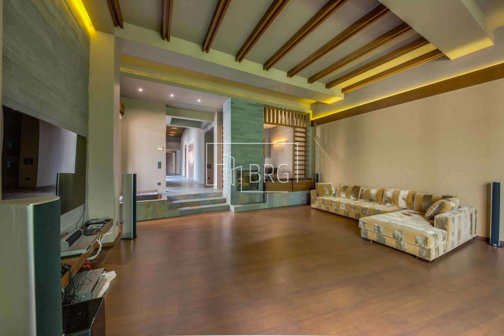 Дом 420м выход на Козинку Конча-Заспа. Київська обл