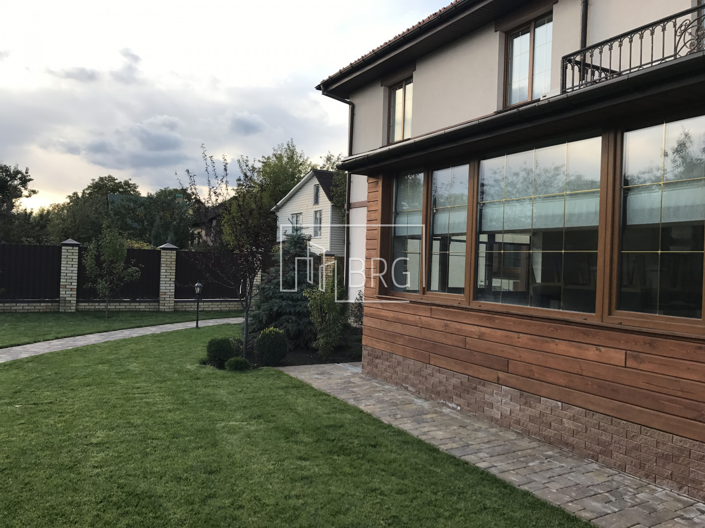 Дом 350м на Осокорках. Киев