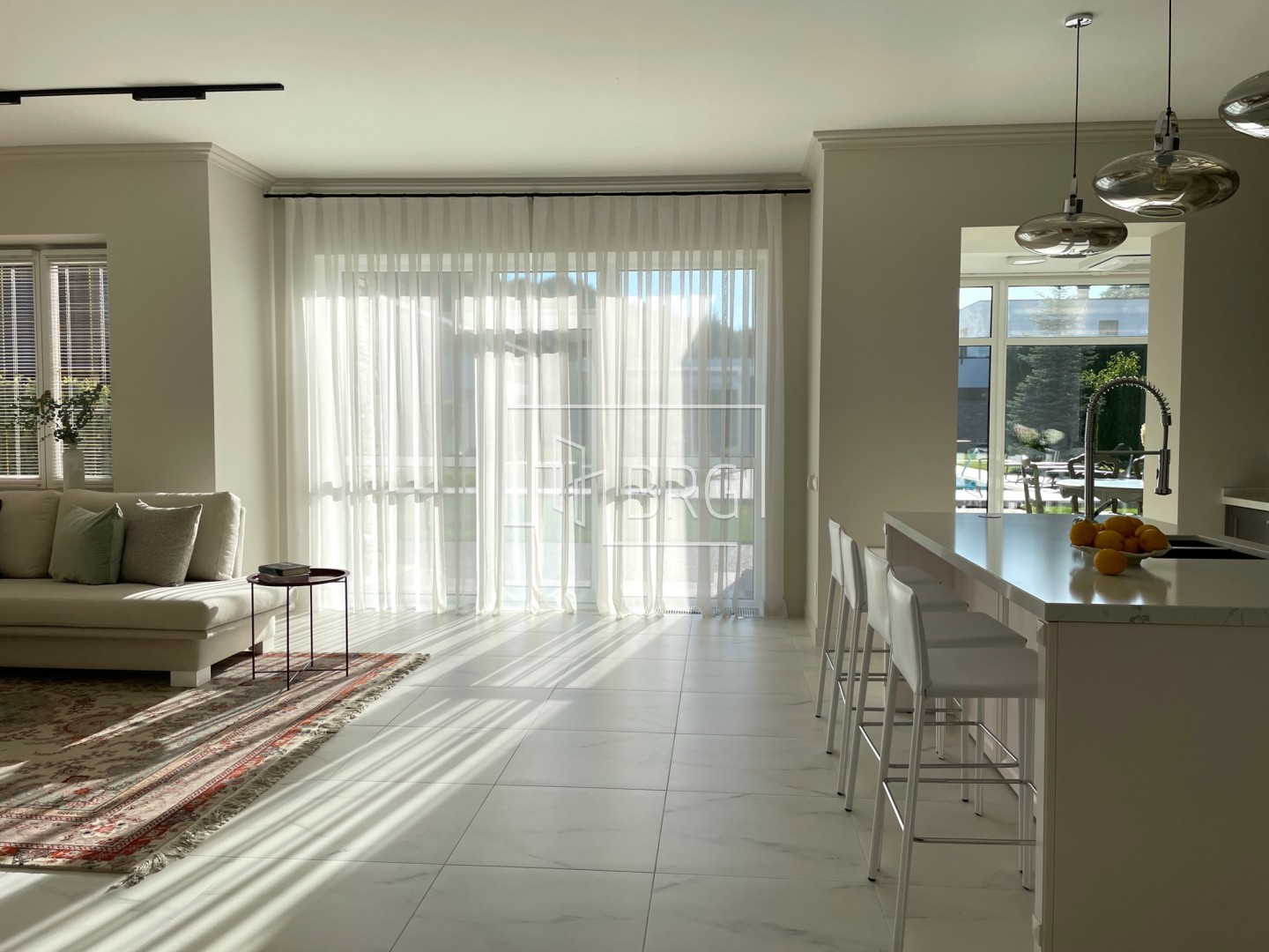 Дом 470 с бассейном Лесники. Київська обл