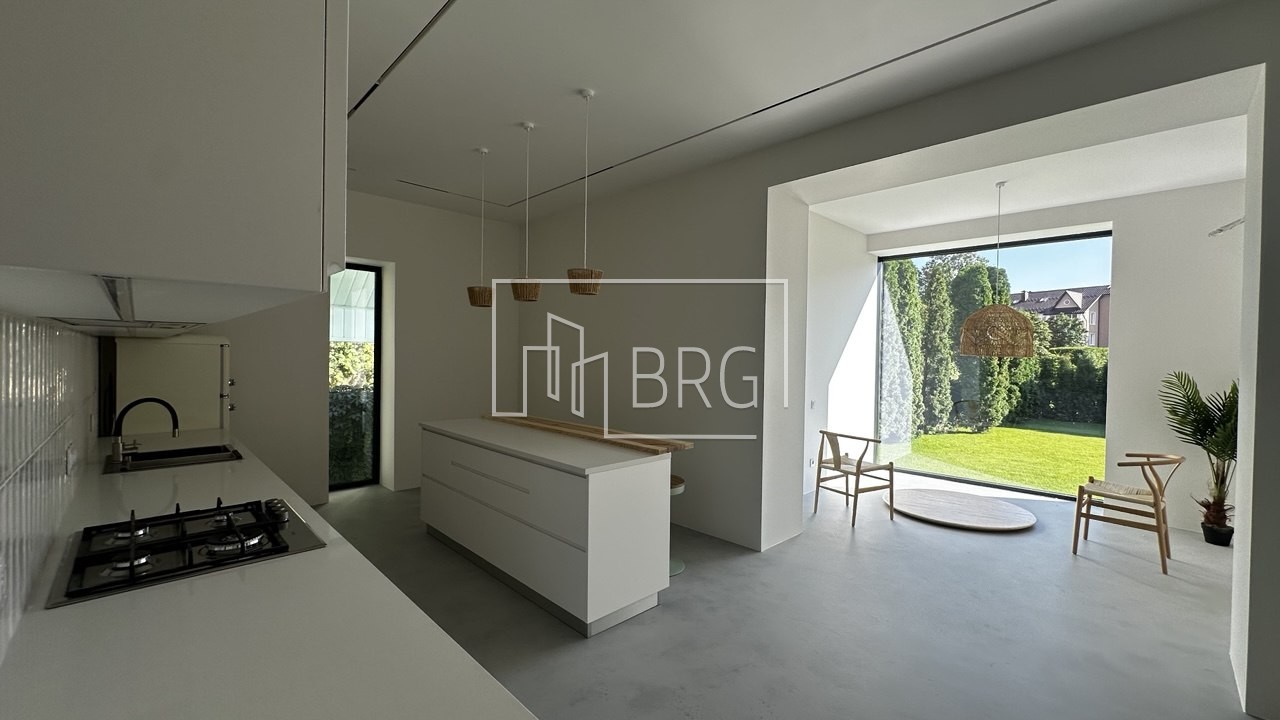 Новый современный дом 330м с бассейном КГ Золотые ворота. Київська обл