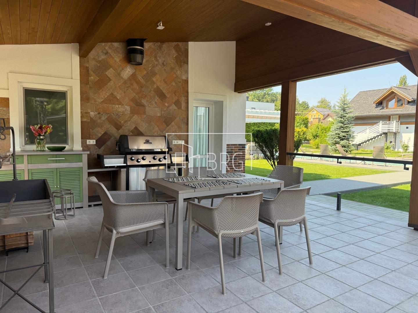 Дом 470 с бассейном Лесники. Київська обл