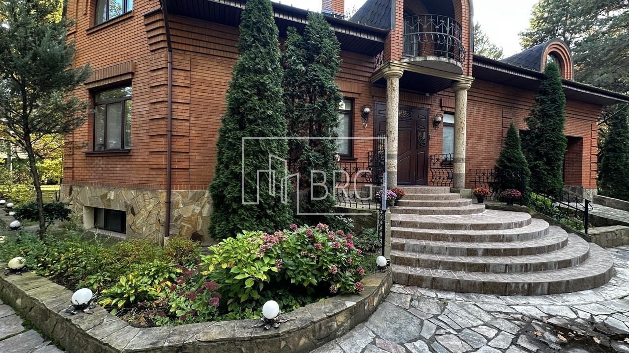 Дом 700м в сосновом лесу Пятихатки Козин. Київська обл