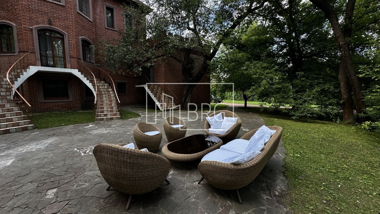 Дом 900м в Викторианском стиле Ходосеевка. Київська обл