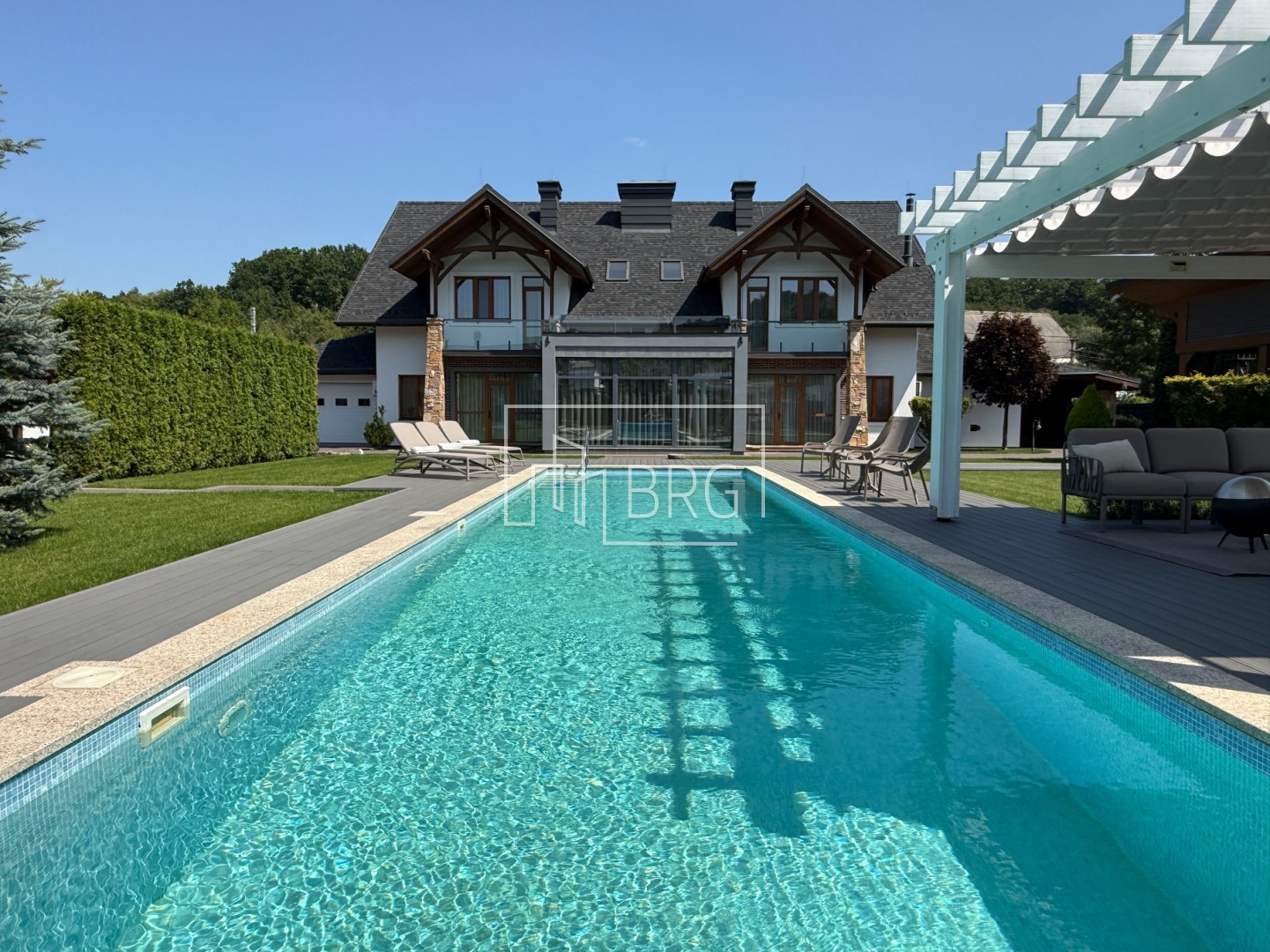 Дом 470 с бассейном Лесники. Київська обл