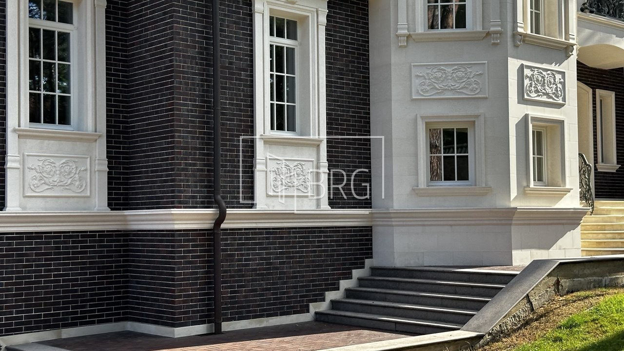 Особняк 700м с соснами на территории в Рудыках. Київська обл