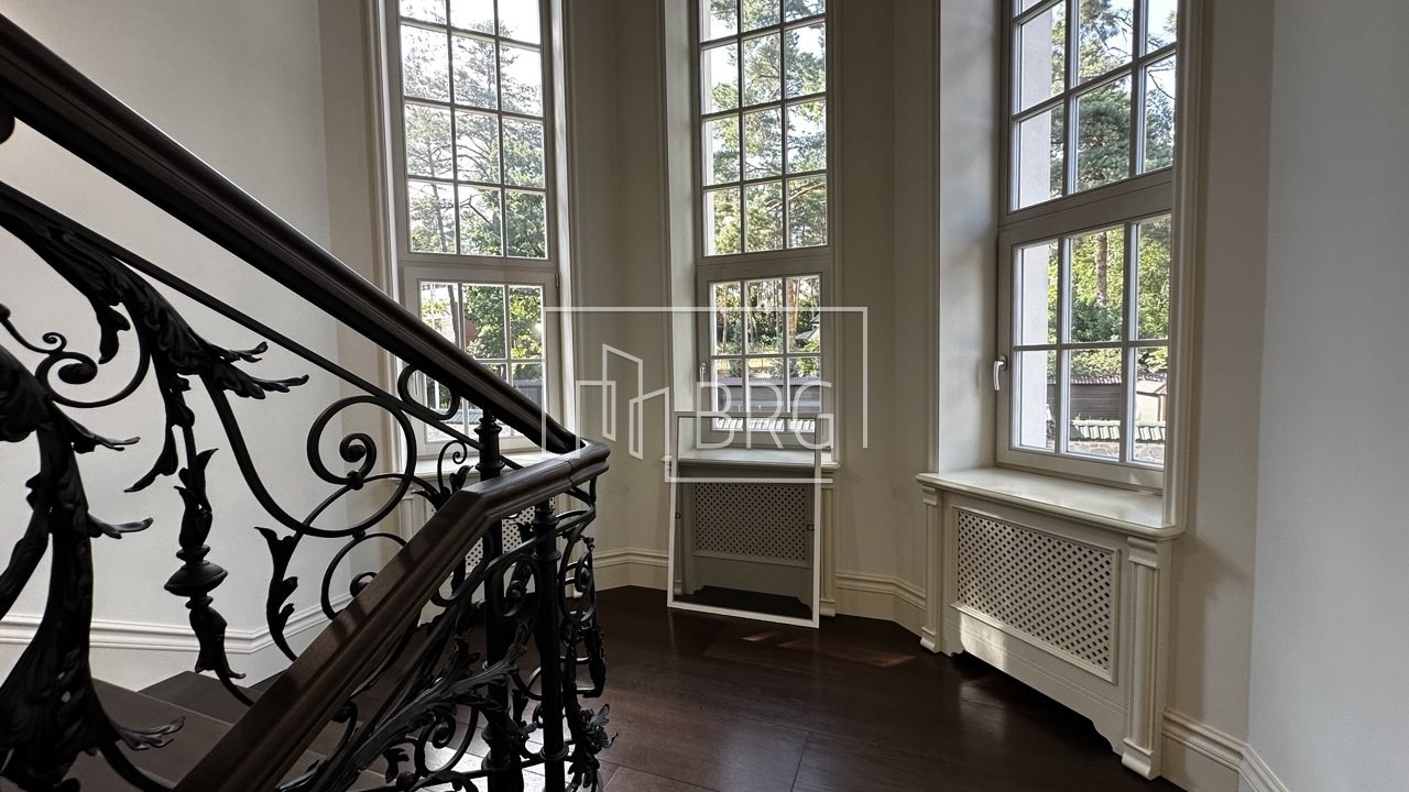 Особняк 700м с соснами на территории в Рудыках. Київська обл