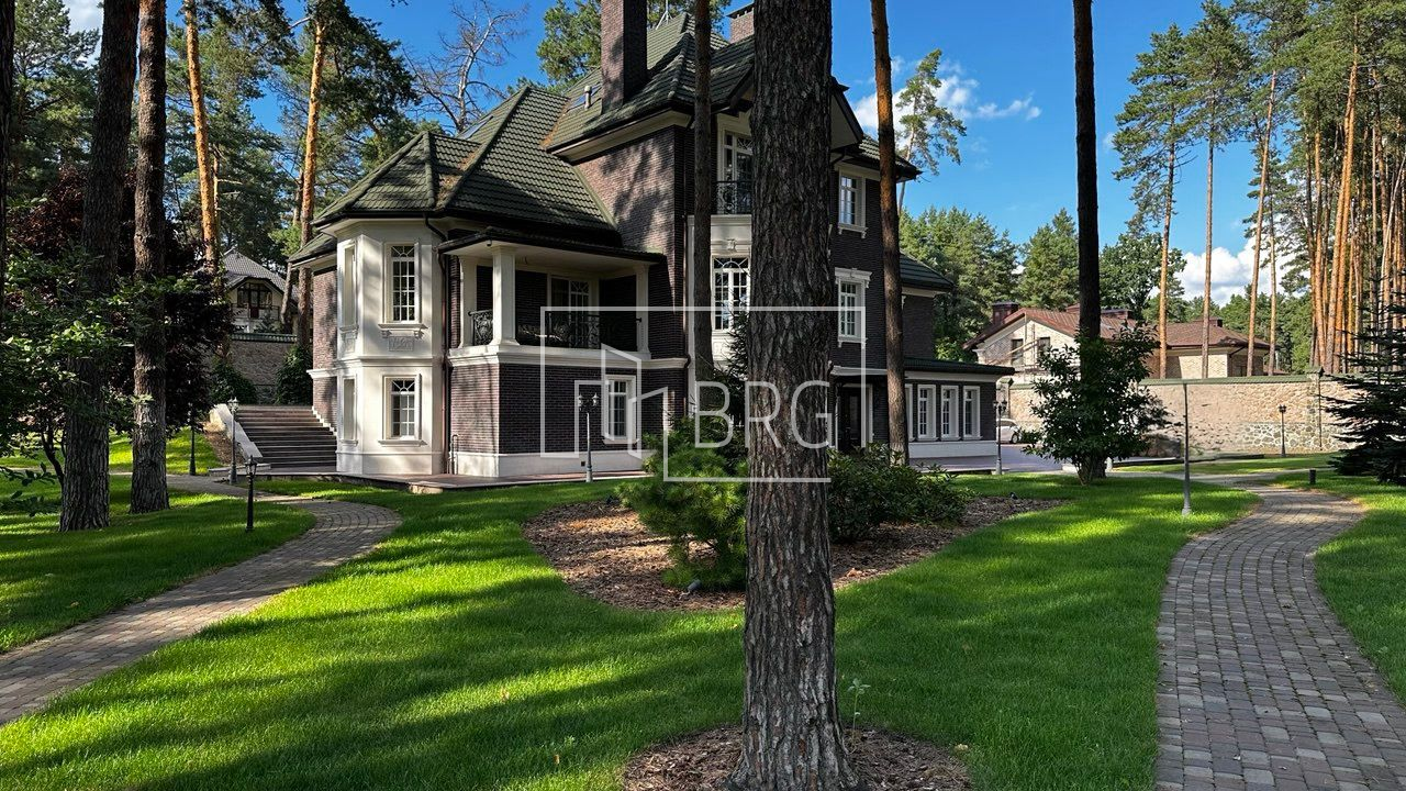 Особняк 700м с соснами на территории в Рудыках. Київська обл