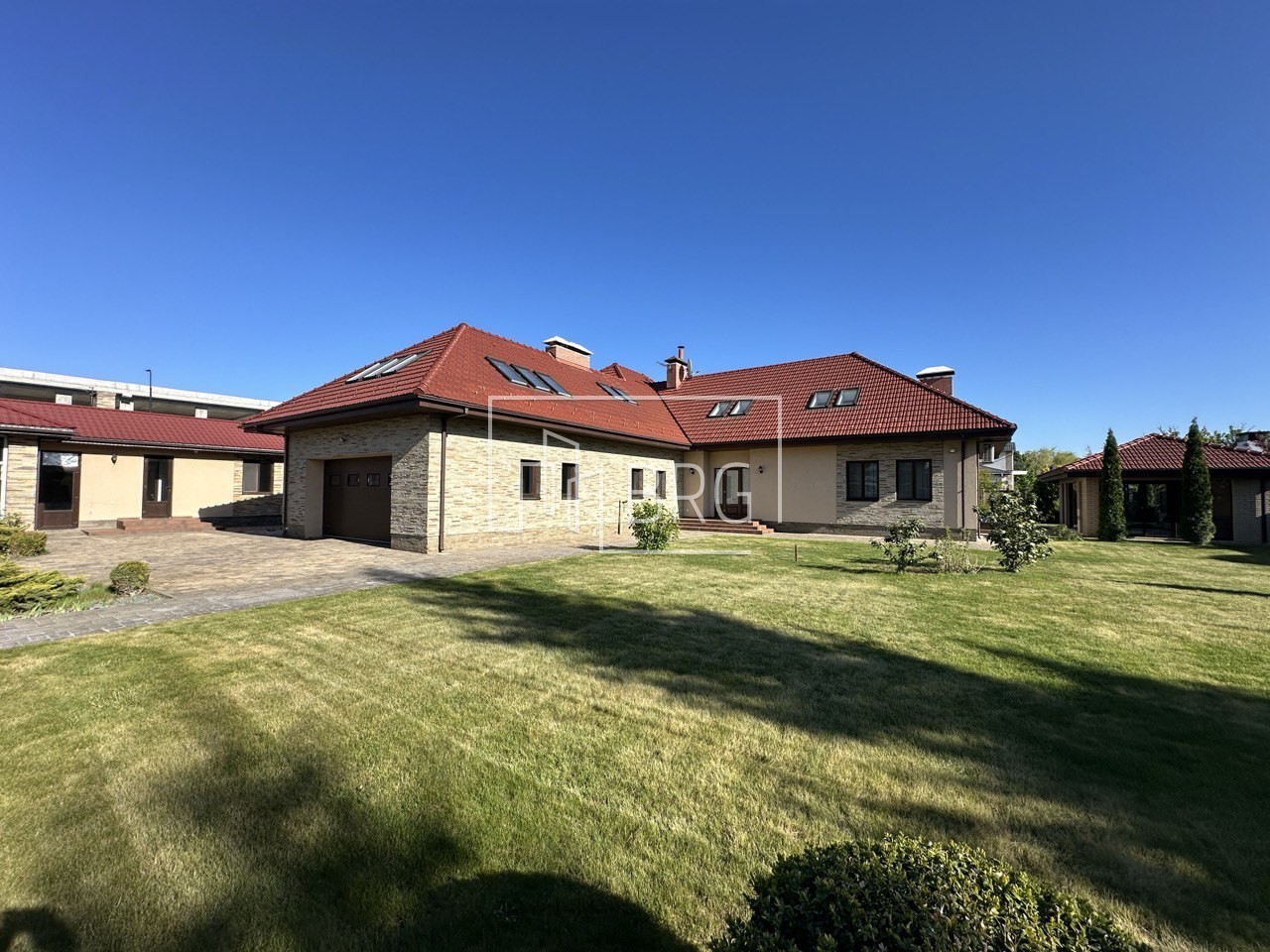 Дом КГ Днипрова хвыля 550м с бассейном. Киевская обл