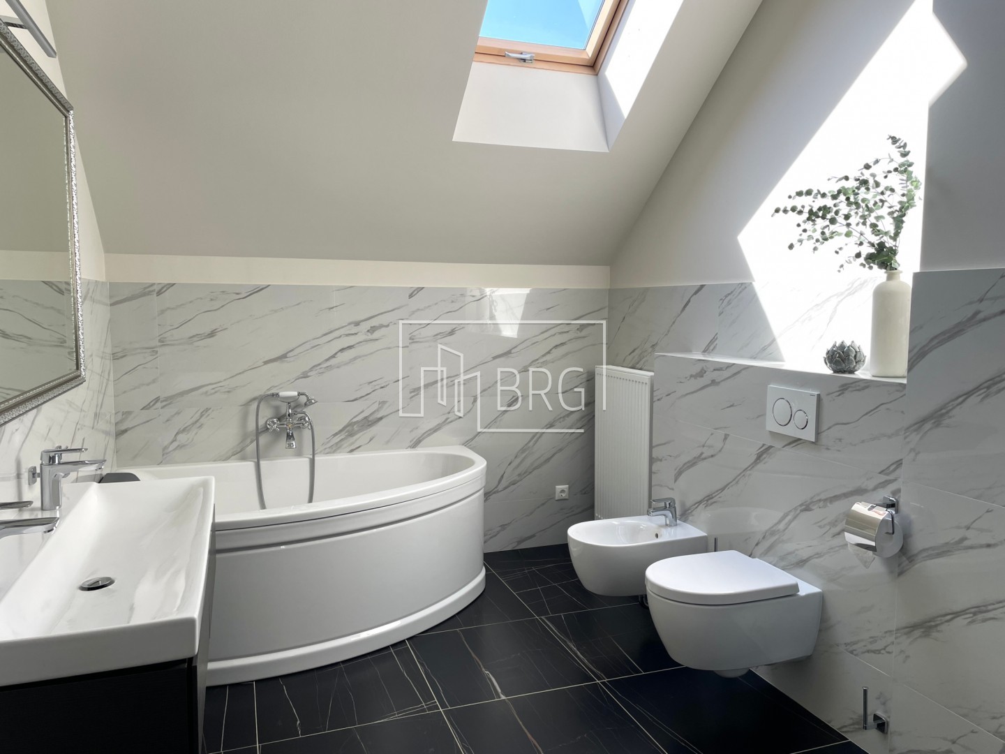 Дом 470 с бассейном Лесники. Київська обл