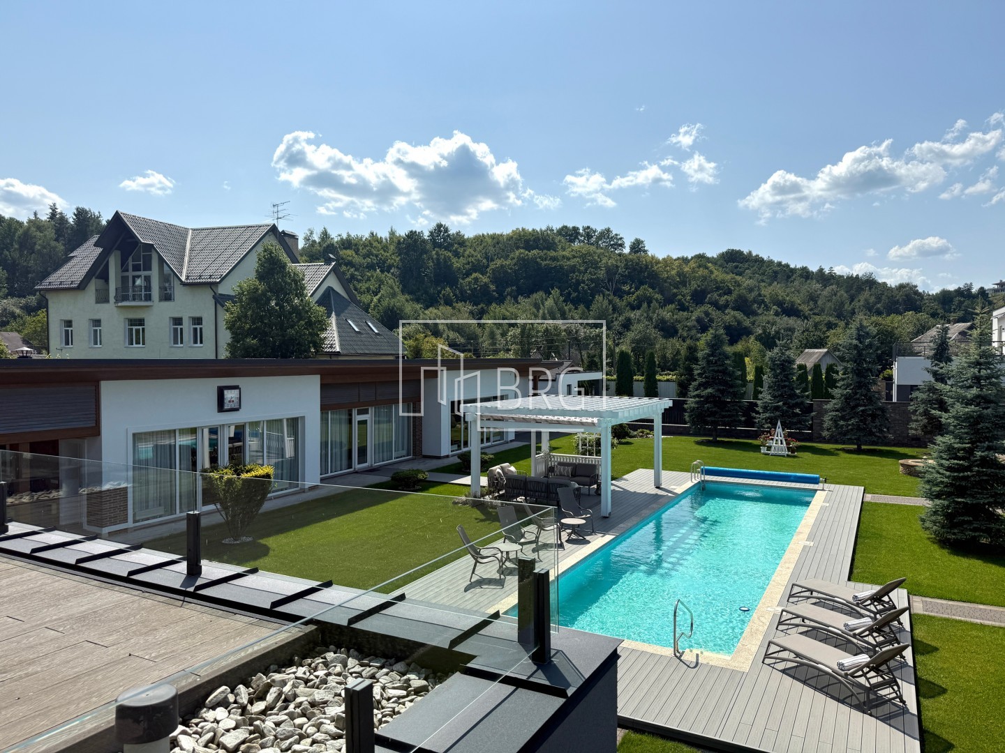 Дом 470 с бассейном Лесники. Київська обл