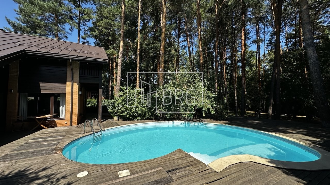 Аренда дома 400м Пятихатки с бассейном в сосновом лесу. Київська обл