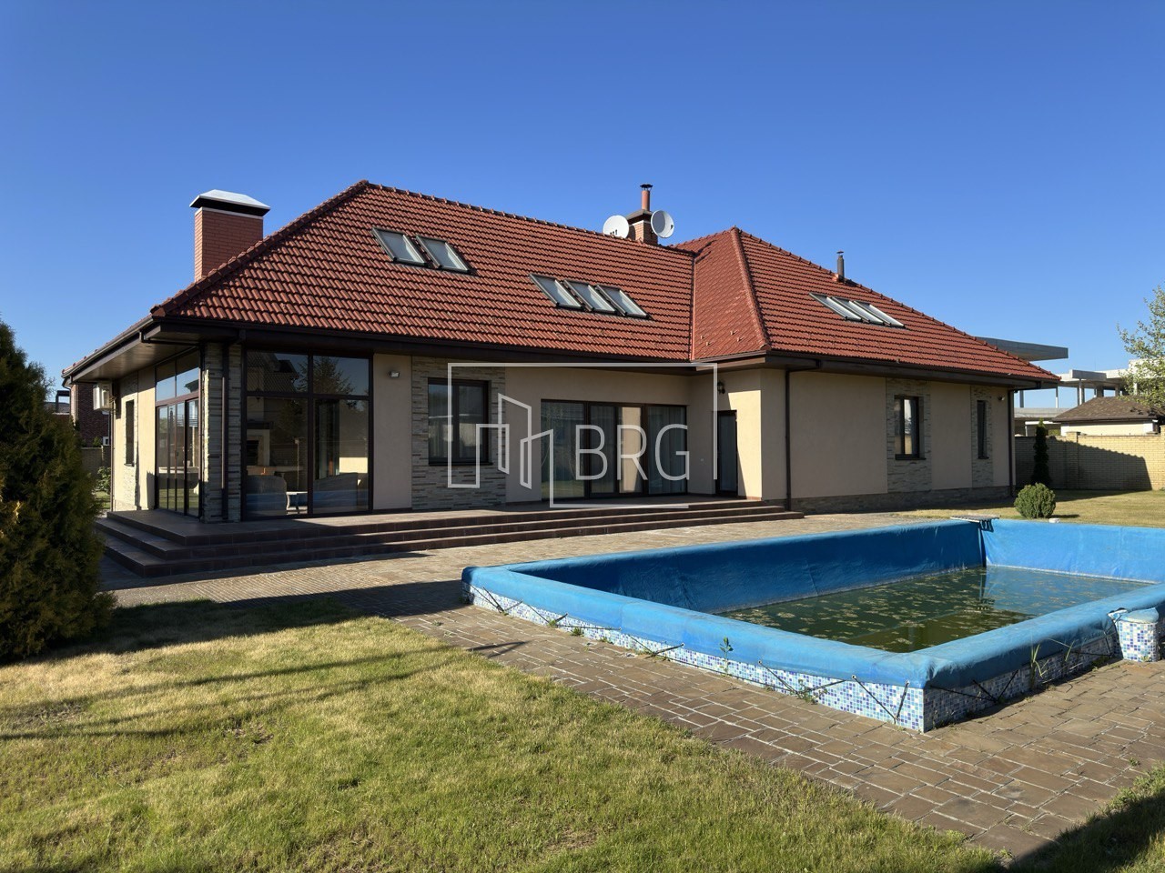 Дом КГ Днипрова хвыля 550м с бассейном. Киевская обл