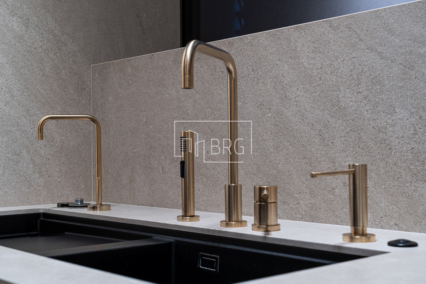 Дом 305м с бассейном Плюты Конча-Заспа. Київська обл