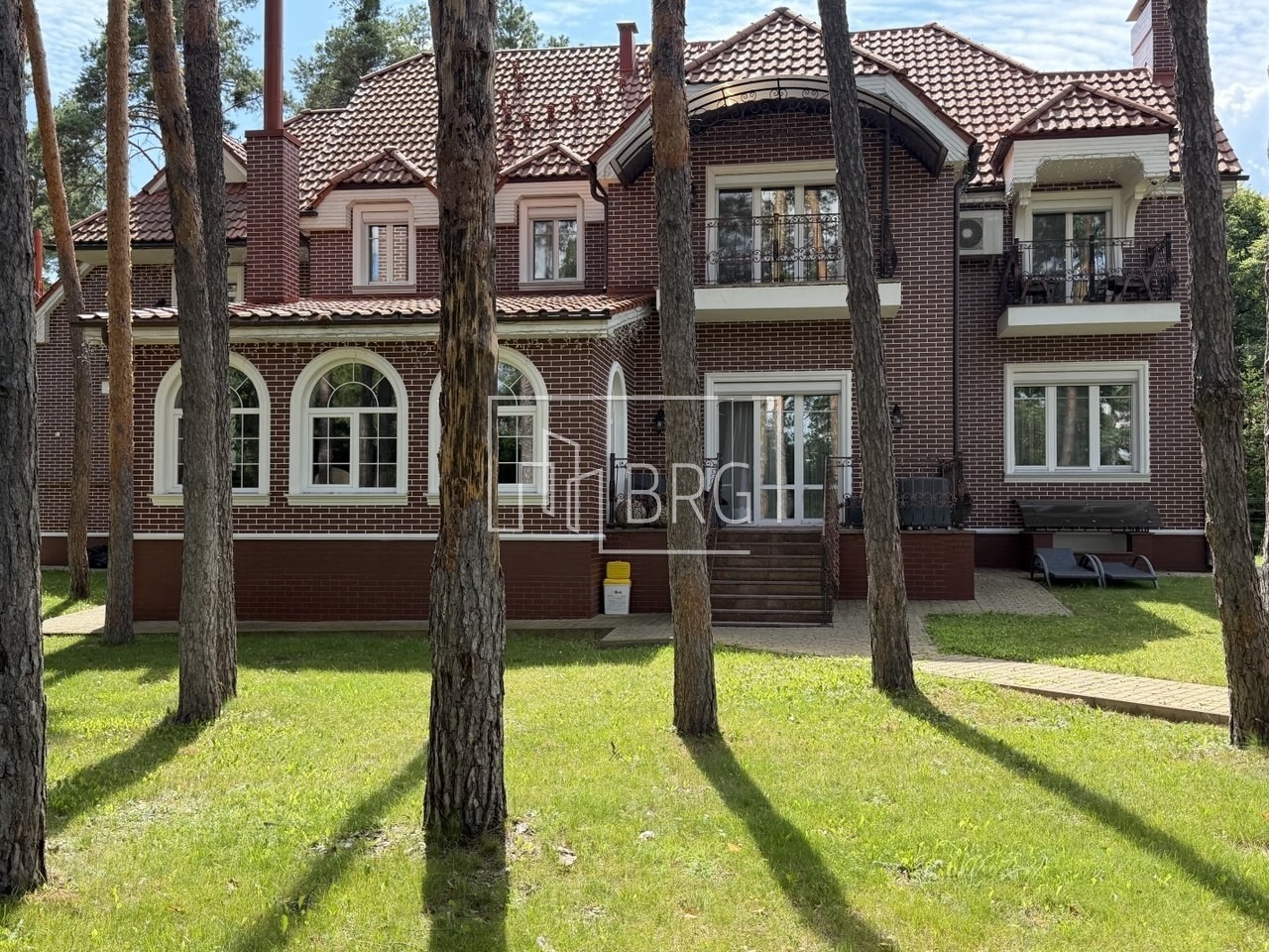 Дом 650м в сосновом лесу КГ Французский городок . Киевская обл