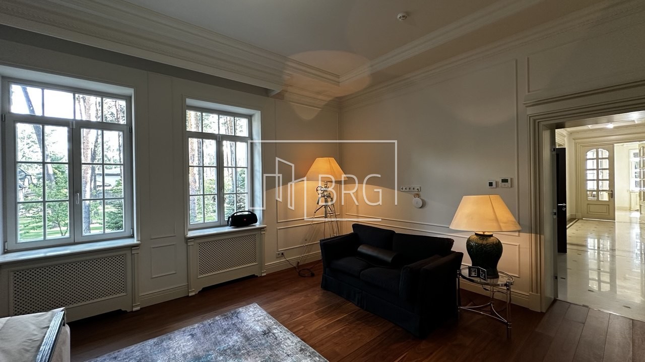 Особняк 700м с соснами на территории в Рудыках. Київська обл