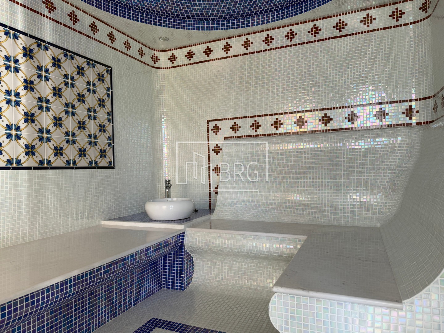 Дом 470 с бассейном Лесники. Київська обл