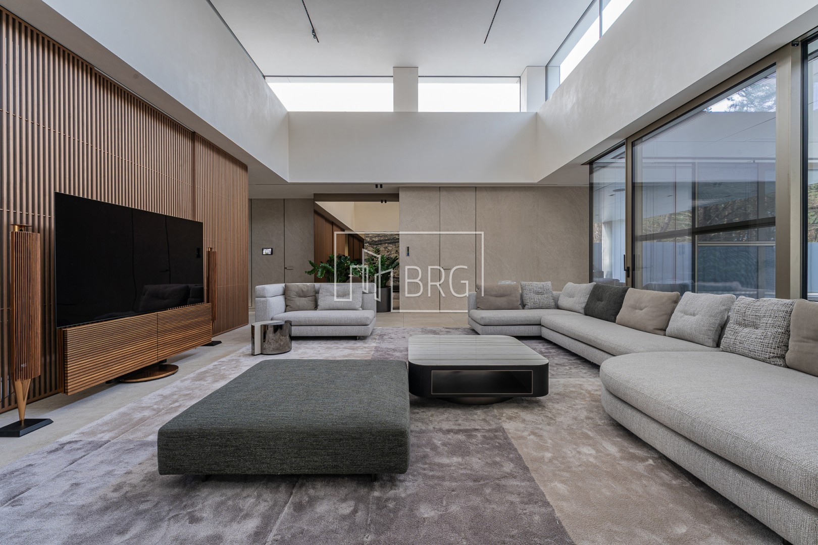 Дом 305м с бассейном Плюты Конча-Заспа. Київська обл