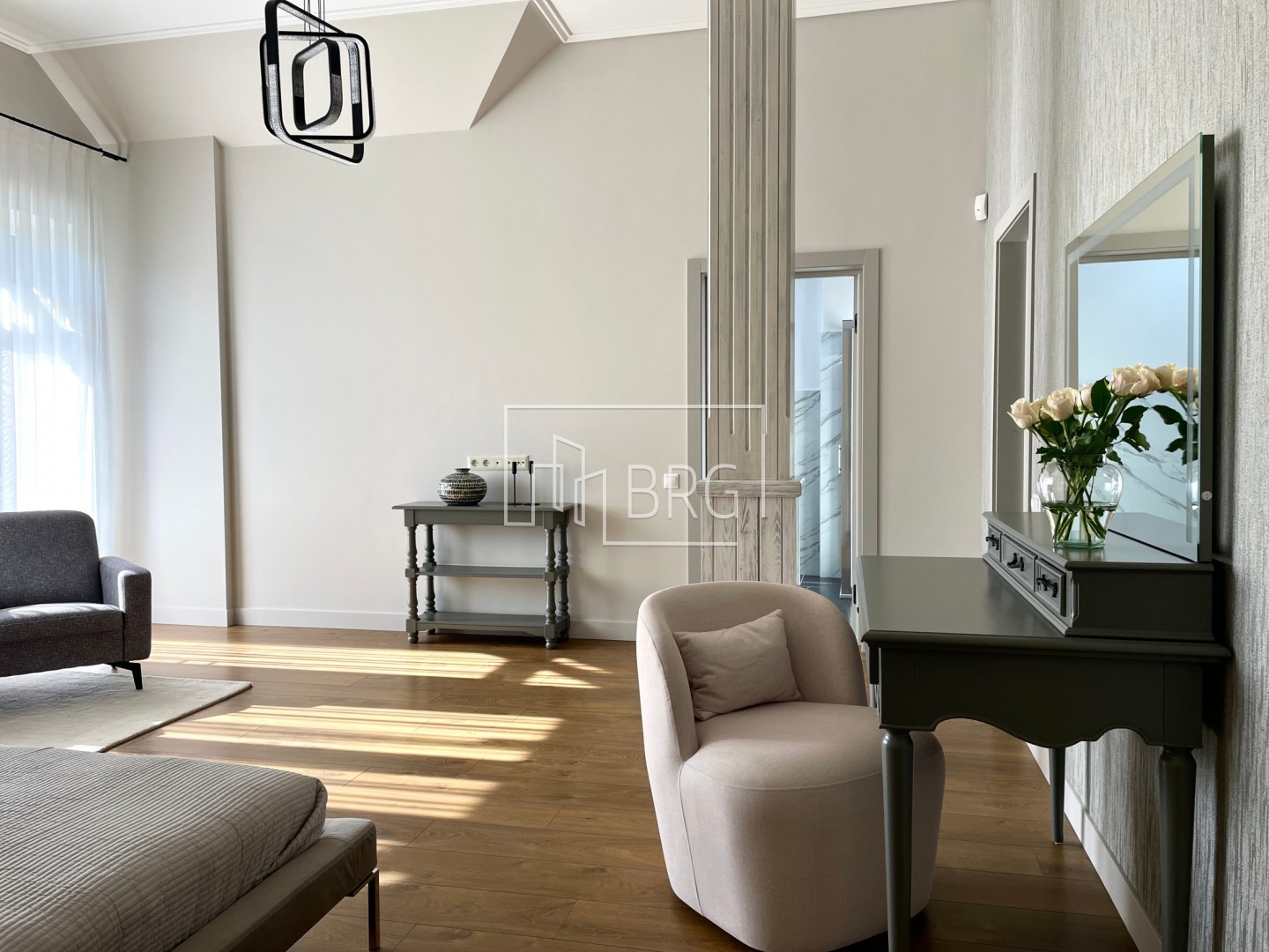 Дом 470 с бассейном Лесники. Київська обл