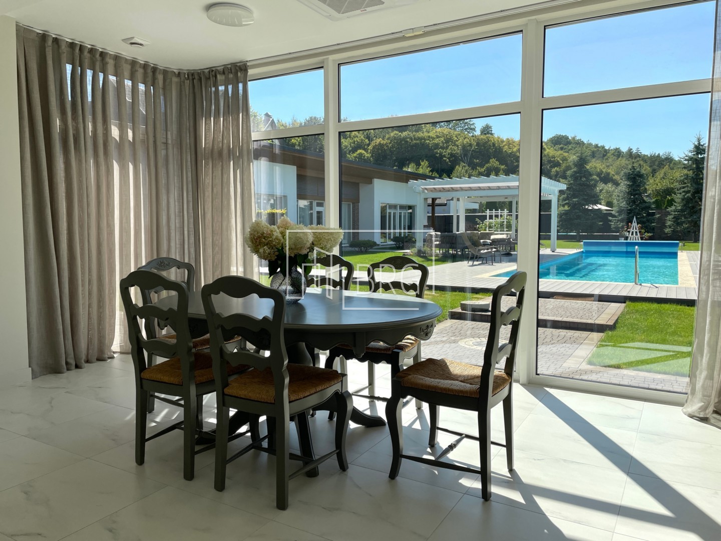 Дом 470 с бассейном Лесники. Київська обл