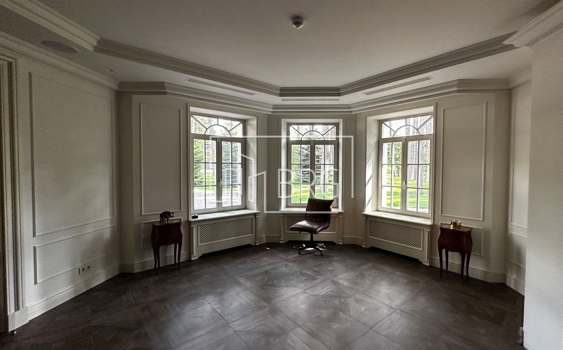 Особняк 700м с соснами на территории в Рудыках. Київська обл