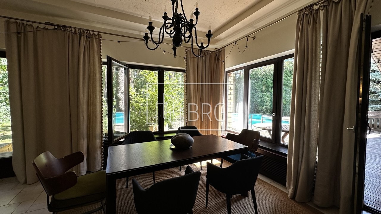 Аренда дома 400м Пятихатки с бассейном в сосновом лесу. Київська обл